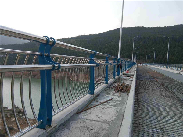 巫溪不锈钢桥梁护栏的特点及其在桥梁安全中的重要作用