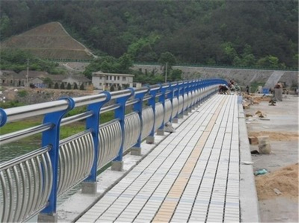 巫溪不锈钢桥梁护栏的特性及其在现代建筑中的应用