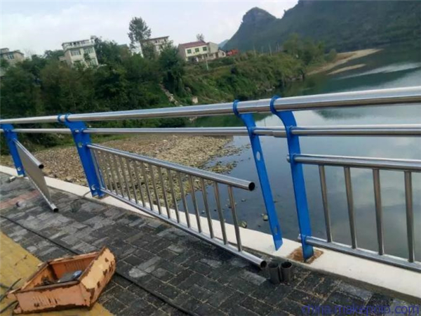 巫溪不锈钢复合管护栏是一种卓越的防护材料
